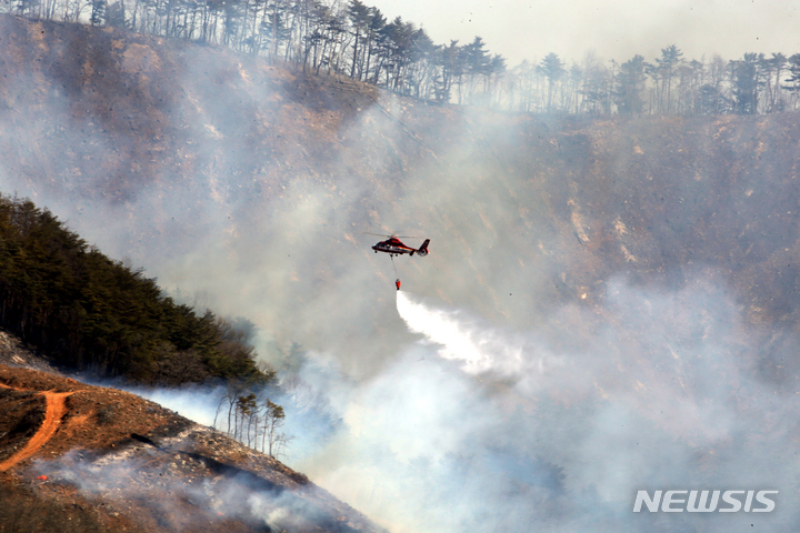 [강릉=뉴시스] 6일 오후 소방 당국이 강원 강릉시 옥계면 남양3리 야산에서 발생한 산불 현장에 물을 투하하고 있다. 2022.03.06. photo31@newsis.com