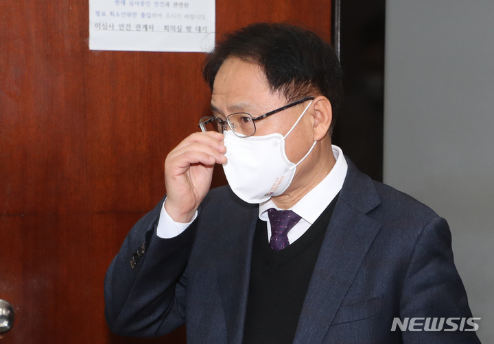 [서울=뉴시스] 최진석 기자 = 박찬진 중앙선거관리위원회 사무차장이 6일 서울 여의도 국회에서 열린 국회 행정안전위원회의 코로나19 확진자·격리자 사전투표 혼란 관련 중앙선관위 현안보고에 출석하고 있다. (공동취재사진) 2022.03.06. photo@newsis.com