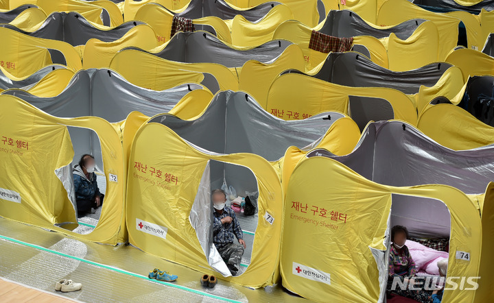 [울진=뉴시스] 이무열 기자 = 울진 산불이 발생한지 사흘째인 6일 울진국민체육센터에 마련된 임시 대피소에 이재민들이 휴식을 취하고 있다. 2022.03.06. lmy@newsis.com