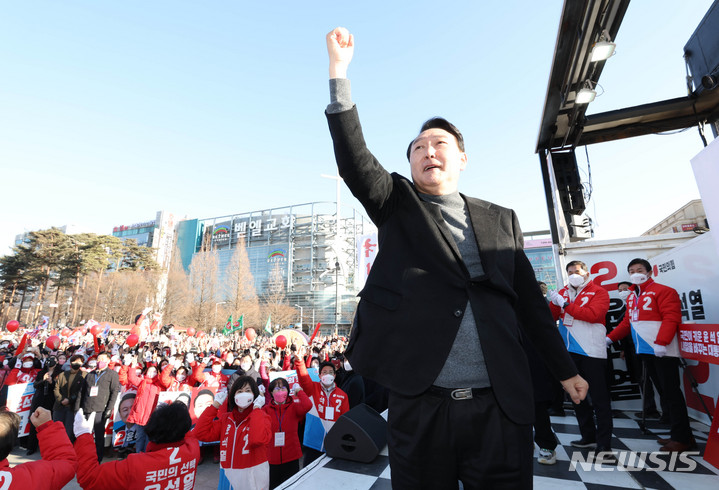 [고양=뉴시스] 국회사진기자단 = 윤석열 국민의힘 대선후보가 6일 오후 경기도 고양시 일산동구에서 열린 ‘명품도시 고양! 명품국가 대한민국!’ 유세에서 시민들에게 지지를 호소하고 있다. 2022.03.06. photo@newsis.com