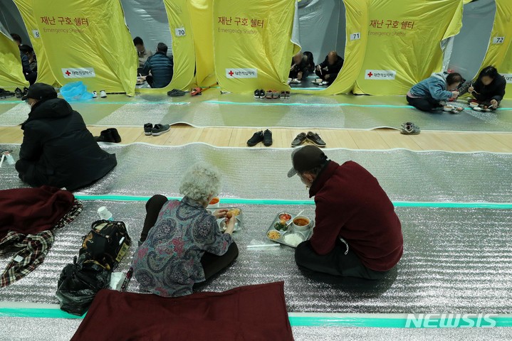 [울진=뉴시스] 백동현 기자 = 울진 산불 발생 사흘째인 6일 오후 경북 울진군 울진국민체육센터에 마련된 대피소에서 이재민들이 저녁식사를 하고 있다. 2022.03.06. livertrent@newsis.com