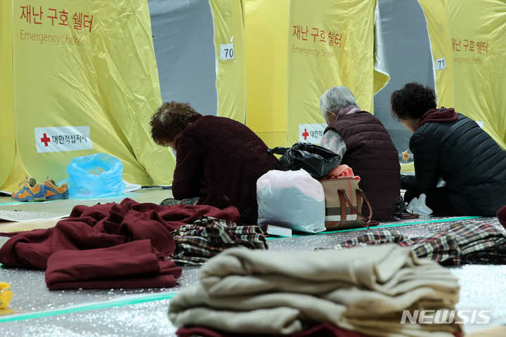 [울진=뉴시스] 백동현 기자 = 울진 산불 발생 사흘째인 6일 오후 경북 울진군 울진국민체육센터에 마련된 대피소에서 이재민들이 저녁식사를 하고 있다. 2022.03.06. livertrent@newsis.com