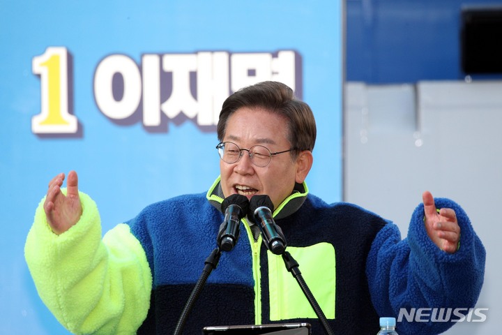 [서울=뉴시스] 국회사진기자단 = 이재명 더불어민주당 대선 후보가 6일 서울 신촌 유플렉스 앞 광장에서 열린 ‘기회가 보장되는 나라, 청년을 위해 이재명’ 서대문 유세에 참석해 지지를 호소하고 있다. 2022.03.06. photo@newsis.com