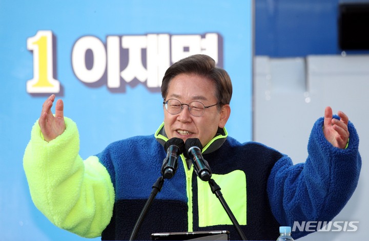 [서울=뉴시스] 국회사진기자단 = 이재명 더불어민주당 대선 후보가 6일 서울 신촌 유플렉스 앞 광장에서 열린 ‘기회가 보장되는 나라, 청년을 위해 이재명’ 서대문 유세에 참석해 지지를 호소하고 있다. 2022.03.06. photo@newsis.com