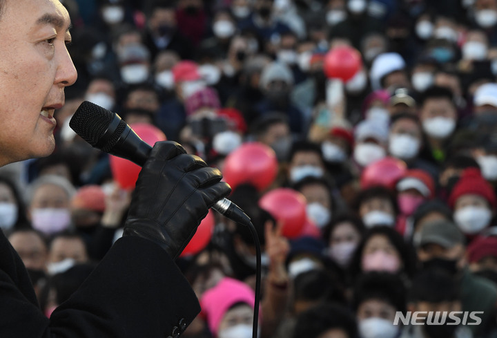[김포=뉴시스] 국회사진기자단 = 윤석열 국민의힘 대선 후보가 6일 경기 김포 사우공원 시민회관 앞에서 열린 “젊은 도시 김포를 새롭게, 더 크게” 경기 김포 유세에서 지지를 호소하고 있다. 2022.03.06. photo@newsis.com