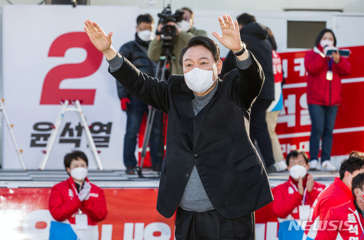 [김포=뉴시스] 국회사진기자단 = 윤석열 국민의힘 대선 후보가 6일 경기 김포 사우공원 시민회관 앞에서 열린 “젊은 도시 김포를 새롭게, 더 크게” 경기 김포 유세에서 지지를 호소하고 있다. 2022.03.06. photo@newsis.com