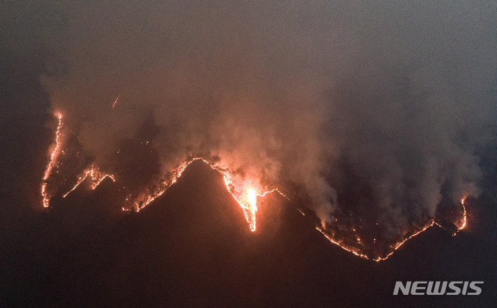 [울진=뉴시스] 이무열 기자 = 울진 산불이 발생한지 사흘째인 6일 오후 경북 울진군 북면 두천리 금강소나무숲길 인근으로 산불이 번져가고 있다. 2022.03.06. lmy@newsis.com