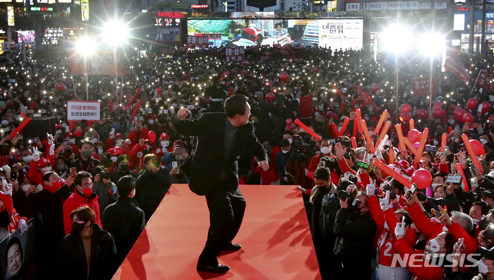 [부천=뉴시스] 국회사진기자단 = 윤석열 국민의힘 대선 후보가 6일 경기 부천역 앞 마루광장에서 열린 “고결한 사람들이 사는 보석 같은 우리나라, 꼭 지키겠습니다” 경기 부천 유세에서 지지를 호소하며 어퍼컷 세리머니를 하고 있다. 2022.03.06. photo@newsis.com