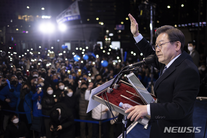 [서울=뉴시스] 국회사진기자단 = 이재명 더불어민주당 대선후보가 6일 서울 용산구 용산역 광장에서 열린 ‘위대한 국민의 선택! 이재명입니다!’ 유세에서 지지를 호소하고 있다. 2022.03.06. photo@newsis.com