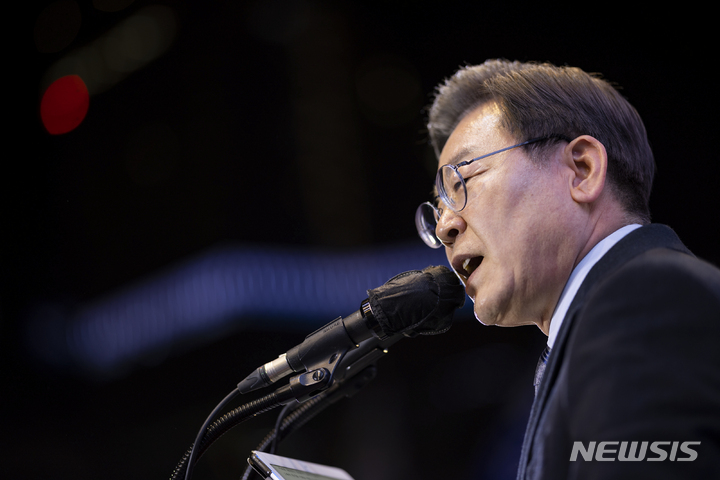[서울=뉴시스] 국회사진기자단 = 이재명 더불어민주당 대선후보가 6일 서울 용산구 용산역 광장에서 열린 ‘위대한 국민의 선택! 이재명입니다!’ 유세에서 지지를 호소하고 있다. 2022.03.06. photo@newsis.com