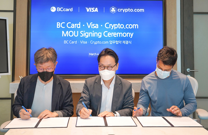 [서울=뉴시스]4일(현지시간) 싱가포르 크립토닷컴 HQ 오피스에서 'BC카드-크립토닷컴-Visa' 3사간 업무협약(MOU)을 체결한 뒤 문서에 서명을 하고 있다. 왼쪽부터 최원석 BC카드 사장, 강동순 Visa Korea 부사장, 라파엘 멜로(Rafael Melo) 크립토닷컴 최고재무책임자(CFO)(사진=BC카드 제공)2022.03.07 photo@newsis.com *재판매 및 DB 금지