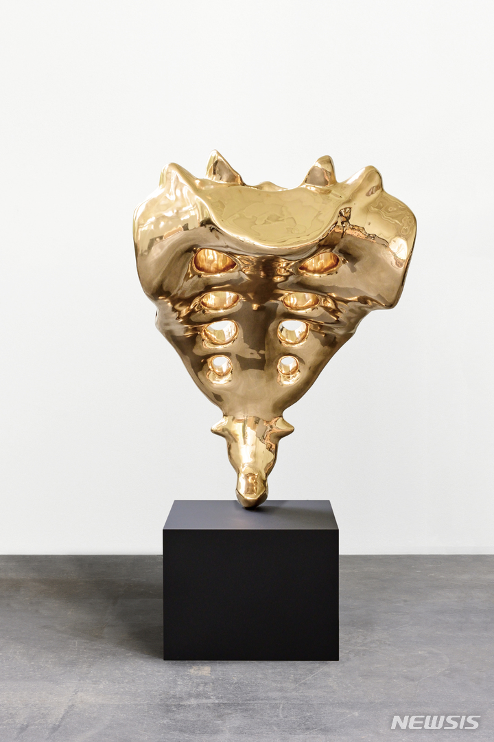 [서울=뉴시스]화랑미술제 참가 국제갤러리, 엘름그린 & 드라그셋 Elmgreen & Dragset, Tailbone (golden), 2019, Polished bronze, steel, stainless steel, lacquer, 174 x 97 x 85 cm