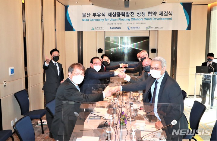 [울산=뉴시스] 조현철 기자 = 7일 오전 서울 포시즌호텔에서 송철호 울산시장과 헨릭 앤더슨 베스타스 그룹회장 ,김재균 울산항만공사 사장, 윤종국 세진중공업 회장이 부유식 해상풍력발전사업 상생 업무협약을 체결하고 있다. 2021.03.07. (사진=울산시 제공) photo@newsis.com *재판매 및 DB 금지