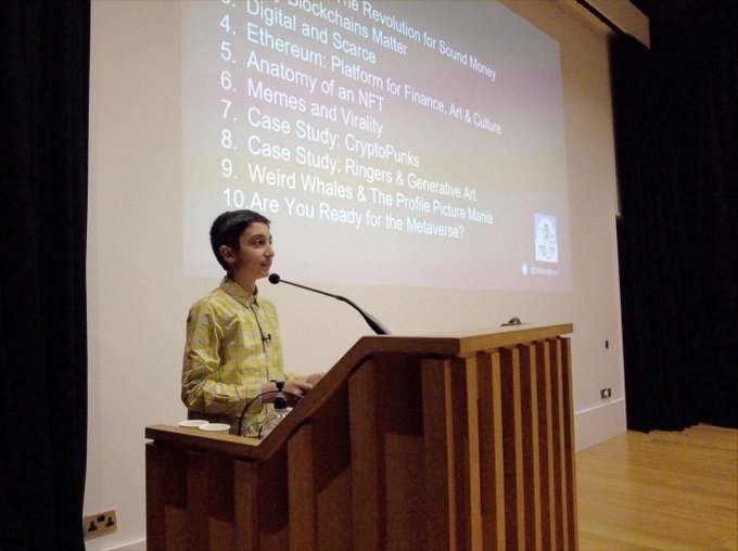 [서울=뉴시스] 영국에서 NFT '히어로'를 제작·판매해 500만 달러(약 60억 원)를 벌어들인 벤야민 아메드(12)가 옥스퍼드 대학에서 NFT 강연을 하고 있다. (출처 : 벤야민 아메드 트위터 홈페이지) 2022.03.07. *재판매 및 DB 금지