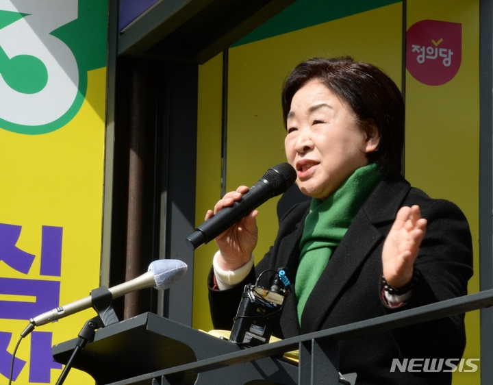 [청주=뉴시스] 조성현 기자 = 정의당 심상정 대선후보가 7일 낮 충북 청주시 충북대학교 중문 앞에서 시민에게 지지를 호소하고 있다. 2022.03.07. jsh0128@newsis.com 