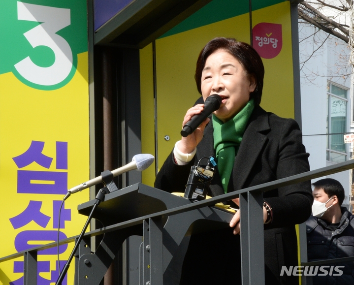 [청주=뉴시스] 조성현 기자 = 정의당 심상정 대선후보가 지난 7일 낮 충북 청주시 충북대학교 중문 앞에서 시민에게 지지를 호소하고 있다. 2022.03.07. jsh0128@newsis.com