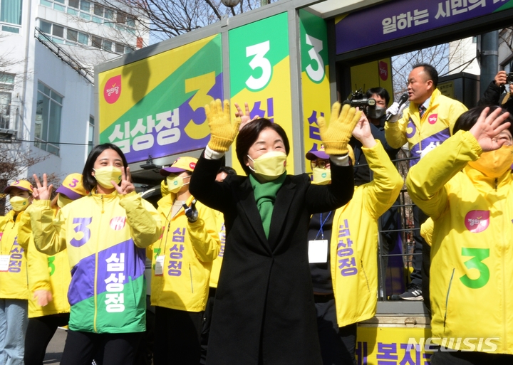 [청주=뉴시스] 조성현 기자 = 정의당 심상정 대선후보가 7일 낮 충북 청주시 충북대학교 중문 앞에서 시민에게 지지를 호소하고 있다. 2022.03.07. jsh0128@newsis.com 
