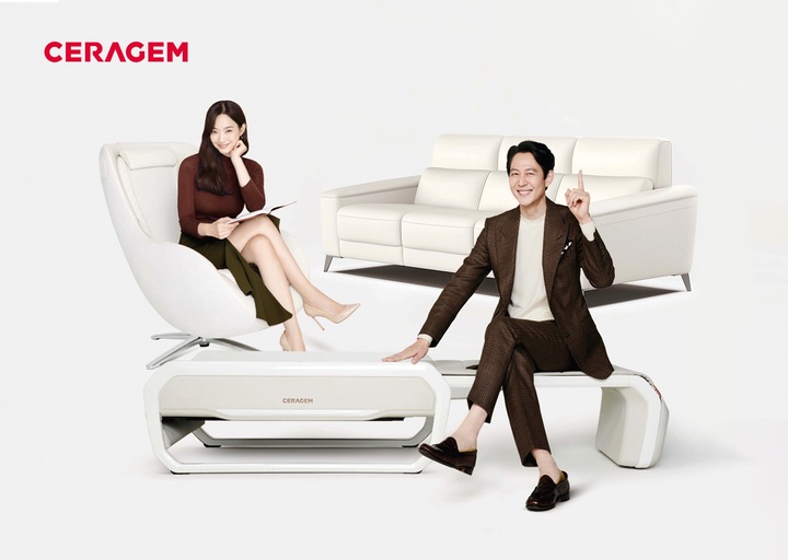 세라젬과 전속모델 계약을 연장한 배우 이정재(오른쪽)와 신민아.(사진 : 세라젬 제공) *재판매 및 DB 금지