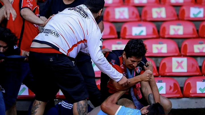 5일 멕시코 1부리그 경기에서 홈팀과 원정팀 팬들이 난투극을 벌여 경기가 중단되고 26명이 부상 당했다. 출처: 데일리메일 *재판매 및 DB 금지