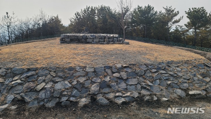 [서울=뉴시스] 지난 4일 경북 울진을 시작으로 동시다발한 동해안 산불로 문화재 중에서 동해시 어달산 봉수대(강원도 기념물 13호)가 피해를 봤다. 사진은 어달산 봉수대 현재 모습. (사진=문화재청 제공) 2022.03.07. photo@newsis.com *재판매 및 DB 금지