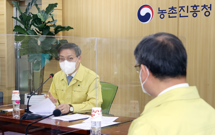 [세종=뉴시스] 박병홍 농촌진흥청장이 7일 농진청 영농종합상황실에서 봄철 영농지원 종합대책 추진 회의를 주재하고 있다. (사진=농진청 제공) *재판매 및 DB 금지