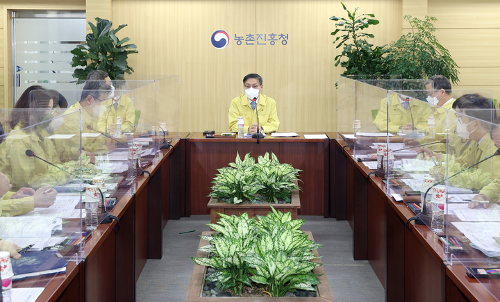 [세종=뉴시스] 박병홍 농촌진흥청장이 7일 농진청 영농종합상황실에서 봄철 영농지원 종합대책 추진 회의를 주재하고 있다. (사진=농진청 제공) *재판매 및 DB 금지