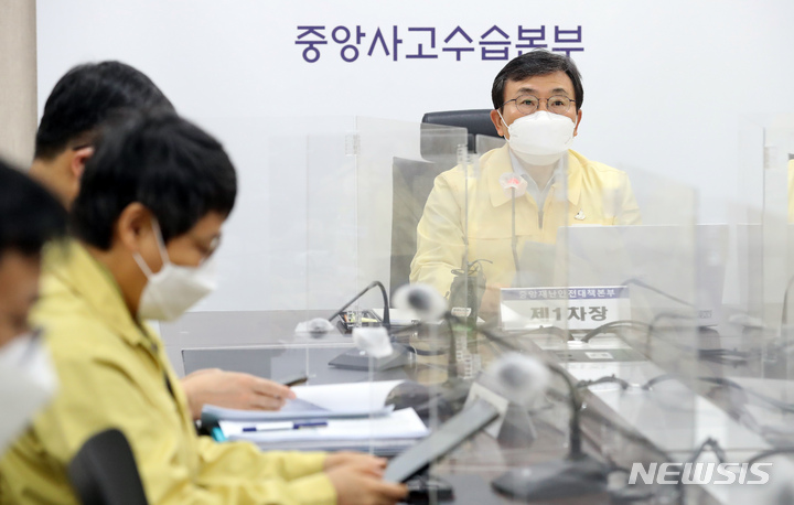 [세종=뉴시스] 강종민 기자 = 권덕철 중앙재난안전대책본부 1차장(보건복지부 장관)이 지난 7일 오전 정부세종청사에서 열린 코로나19 대응 중대본 회의에서 모두발언을 하고 있다. 2022.03.07. ppkjm@newsis.com