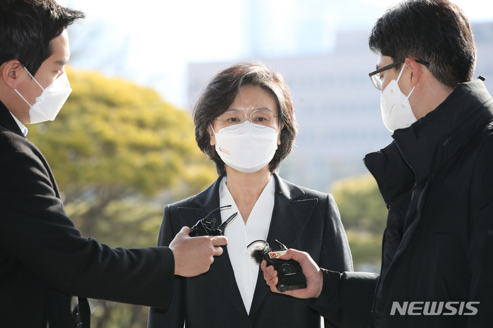 [과천=뉴시스] 조수정 기자 = 노정희 중앙선거관리위원회 위원장이 제20대 대통령선거일을 이틀 앞둔 7일 오전 경기 과천시 중앙선거관리위원회로 출근하고 있다. 2022.03.07. chocrystal@newsis.com