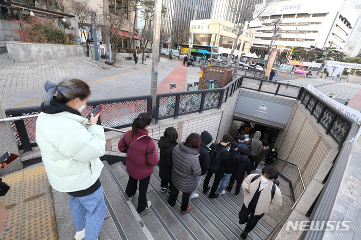 [서울=뉴시스] 이영환 기자 = 7일 오전 서울 송파구보건소 선별진료소를 찾은 시민들이 검사를 받기 위해 건너편 지하보도 출입구에서 대기하고 있다. 2022.03.07. 20hwan@newsis.com