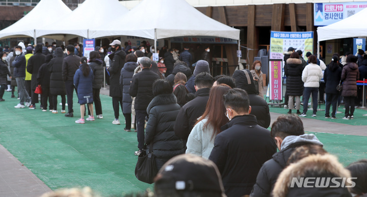 [서울=뉴시스] 이영환 기자 = 0시 기준 코로나19 신규 확진자가 21만716명 발생한 지난 3월7일 오전 서울 송파구보건소 선별진료소를 찾은 시민들이 검사를 받기 위해 대기하고 있다. 2022.03.07. 20hwan@newsis.com