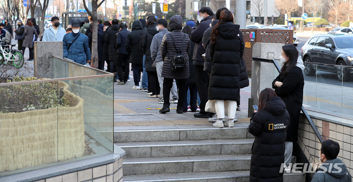 [서울=뉴시스] 이영환 기자 = 0시 기준 코로나19 신규 확진자가 21만716명 발생한 7일 오전 서울 송파구보건소 선별진료소를 찾은 시민들이 검사를 받기 위해 대기하고 있다. 2022.03.07. 20hwan@newsis.com
