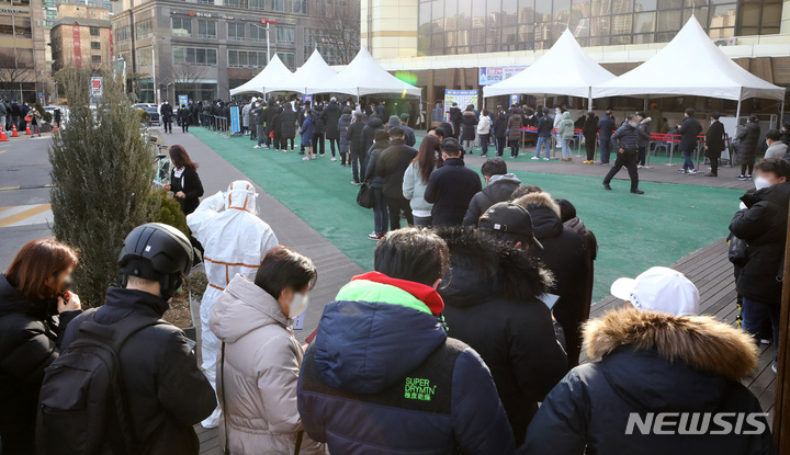 [서울=뉴시스] 이영환 기자 = 0시 기준 코로나19 신규 확진자가 21만716명 발생한 7일 오전 서울 송파구보건소 선별진료소를 찾은 시민들이 검사를 받기 위해 인근 대기하고 있다. 2022.03.07. 20hwan@newsis.com