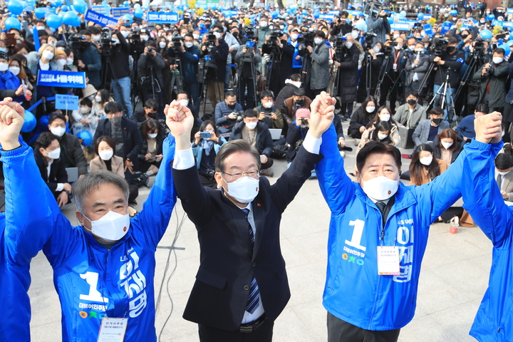 [제주=뉴시스] 우장호 기자 = 이재명 더불어민주당 대선후보가 7일 오전 제주시 동문시장에서 유세차량에 올라 지지자와 유권자들에게 인사하고 있다. 이 후보는 대선을 이틀 앞둔 이날 제주를 시작으로 부산, 대구, 대전, 충북 유권자들을 차례로 만나면서 막바지 지지 호소에 나설 예정이다. 2022.03.07. woo1223@newsis.com