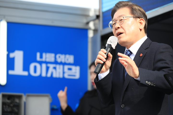 [제주=뉴시스] 우장호 기자 = 이재명 더불어민주당 대선후보가 7일 오전 제주시 동문시장 인근 광장에서 열린 '놀멍쉬멍 평화 제주! 느영나영 모두를 위해 이재명!' 유세에서 지지를 호소하고 있다. 이 후보는 이날 하루 동안 제주를 시작으로 부산, 대구, 대전, 충북 유권자들을 차례로 만나면서 막바지 유세 일정을 소화할 예정이다. 2022.03.07. woo1223@newsis.com