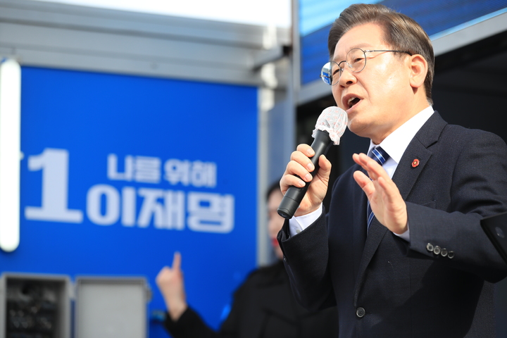 [제주=뉴시스] 우장호 기자 = 이재명 더불어민주당 대선후보가 7일 오전 제주시 동문시장 인근 광장에서 열린 '놀멍쉬멍 평화 제주! 느영나영 모두를 위해 이재명!' 유세에서 지지를 호소하고 있다. 이 후보는 이날 하루 동안 제주를 시작으로 부산, 대구, 대전, 충북 유권자들을 차례로 만나면서 막바지 유세 일정을 소화할 예정이다. 2022.03.07. woo1223@newsis.com