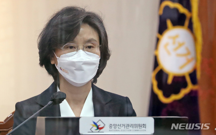 [과천=뉴시스] 조수정 기자 = 노정희 중앙선거관리위원회 위원장이 7일 오전 경기도 과천시 중앙선관위에서 열린 제20대 대통령선거 사전투표 부실 관리 논란과 관련한 긴급위원회 전원회의에 참석하고 있다. (공동취재사진) 2022.03.07. chocrystal@newsis.com
