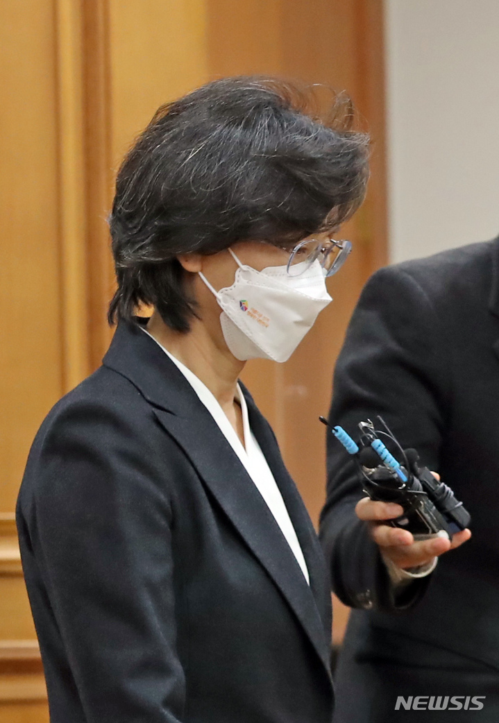 [과천=뉴시스] 조수정 기자 = 노정희 중앙선거관리위원회 위원장이 7일 오전 경기도 과천시 중앙선관위에서 열린 제20대 대통령선거 사전투표 부실 관리 논란과 관련한 긴급위원회 전원회의에 참석하고 있다. (공동취재사진) 2022.03.07. chocrystal@newsis.com