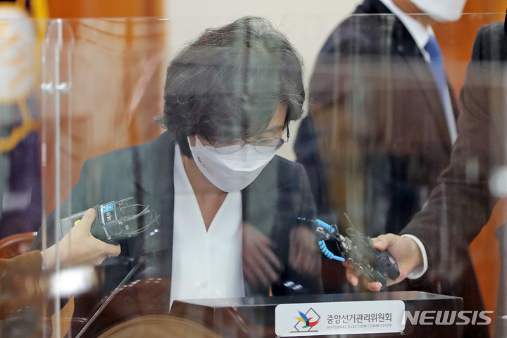 [과천=뉴시스] 조수정 기자 = 노정희 중앙선거관리위원회 위원장이 7일 오전 경기도 과천시 중앙선관위에서 열린 제20대 대통령선거 사전투표 부실 관리 논란과 관련한 긴급위원회 전원회의에 참석하고 있다.(공동취재사진) 2022.03.07. chocrystal@newsis.com