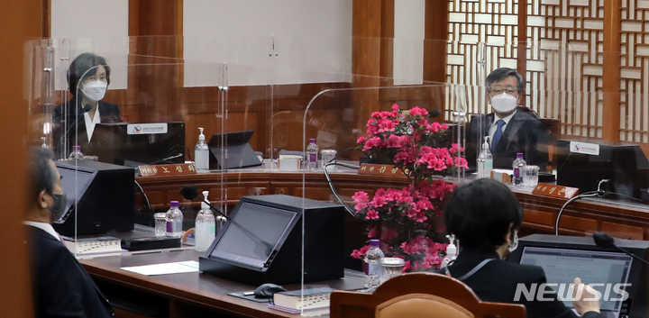 [과천=뉴시스] 조수정 기자 = 노정희 중앙선거관리위원회 위원장이 7일 오전 경기도 과천시 중앙선관위에서 열린 제20대 대통령선거 사전투표 부실 관리 논란과 관련한 긴급위원회 전원회의에 참석하고 있다. (공동취재사진) 2022.03.07. chocrystal@newsis.com