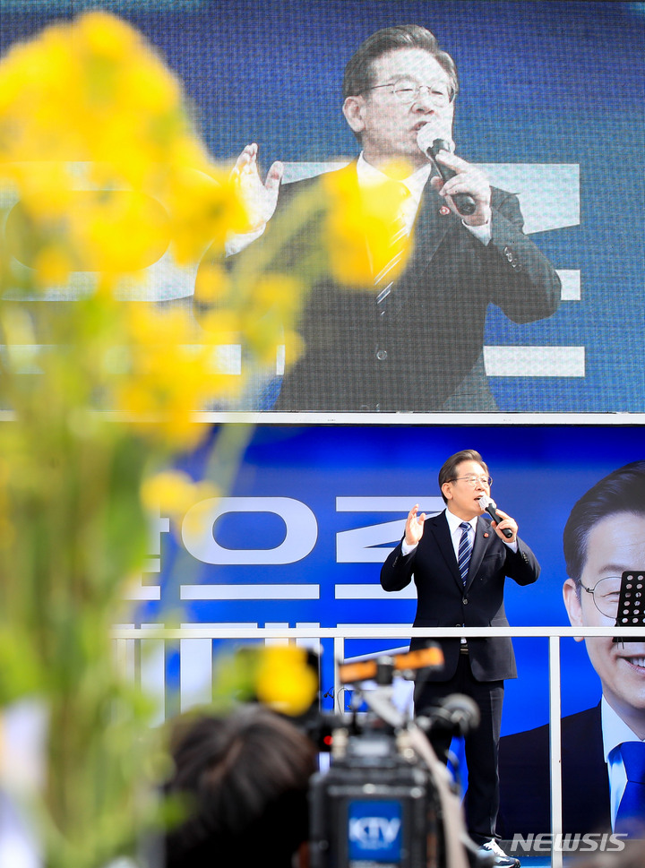 [제주=뉴시스] 우장호 기자 = 이재명 더불어민주당 대선후보가 7일 오전 제주시 동문시장 인근 광장에서 열린 '놀멍쉬멍 평화 제주! 느영나영 모두를 위해 이재명!' 유세에서 지지를 호소하고 있다. 이 후보는 이날 하루 동안 제주를 시작으로 부산, 대구, 대전, 충북 유권자들을 차례로 만나면서 막바지 유세 일정을 소화할 예정이다. 2022.03.07. woo1223@newsis.com