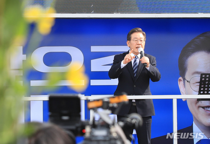 [제주=뉴시스] 우장호 기자 = 이재명 더불어민주당 대선후보가 7일 오전 제주시 동문시장 인근 광장에서 열린 '놀멍쉬멍 평화 제주! 느영나영 모두를 위해 이재명!' 유세에서 지지를 호소하고 있다. 이 후보는 이날 하루 동안 제주를 시작으로 부산, 대구, 대전, 충북 유권자들을 차례로 만나면서 막바지 유세 일정을 소화할 예정이다. 2022.03.07. woo1223@newsis.com