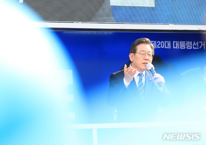 [제주=뉴시스] 우장호 기자 = 이재명 더불어민주당 대선후보가 7일 오전 제주시 동문시장 인근 광장에서 열린 '놀멍쉬멍 평화 제주! 느영나영 모두를 위해 이재명!' 유세에서 지지를 호소하고 있다. 이 후보는 이날 하루 동안 제주를 시작으로 부산, 대구, 대전, 충북 유권자들을 차례로 만나면서 막바지 유세 일정을 소화할 예정이다. 2022.03.07. woo1223@newsis.com