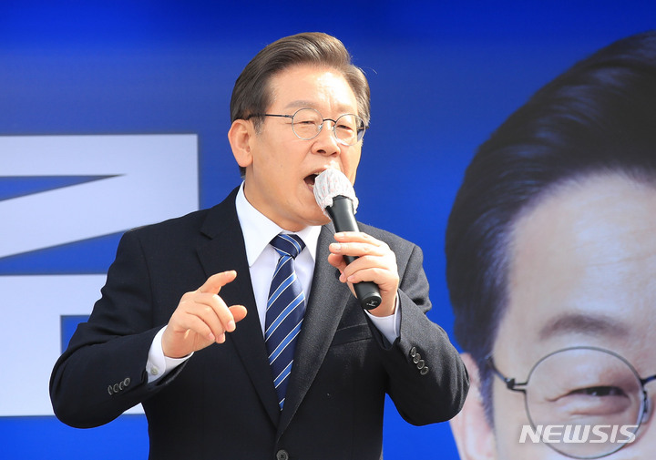 [제주=뉴시스] 우장호 기자 = 이재명 더불어민주당 대선후보가 7일 오전 제주시 동문시장 인근 광장에서 열린 '놀멍쉬멍 평화 제주! 느영나영 모두를 위해 이재명!' 유세에서 지지를 호소하고 있다. 이 후보는 이날 하루 동안 제주를 시작으로 부산, 대구, 대전, 충북 유권자들을 차례로 만나면서 막바지 유세 일정을 소화할 예정이다. 2022.03.07. woo1223@newsis.com