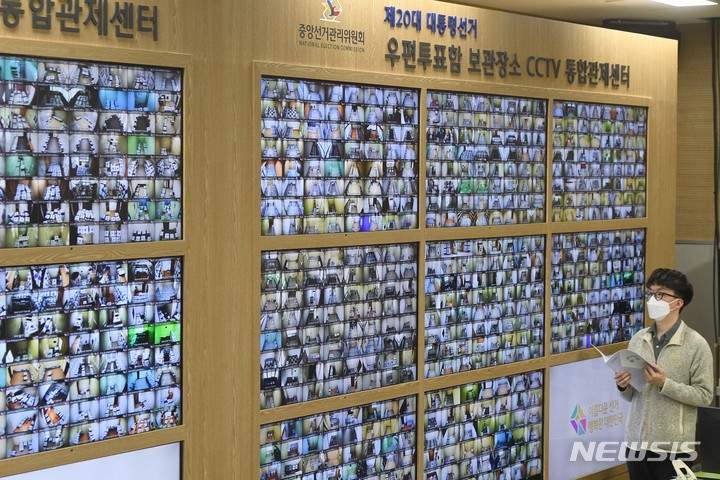 [과천=뉴시스] 조수정 기자 = 제20대 대통령선거일을 이틀 앞둔 7일 오전 경기 과천시 중앙선거관리위원회 종합상황실에 마련된 사전투표함 보관장소 CCTV 통합관제센터에서 선관위 관계자가 모니터링을 하고 있다. (공동취재사진) 2022.03.07. chocrystal@newsis.com