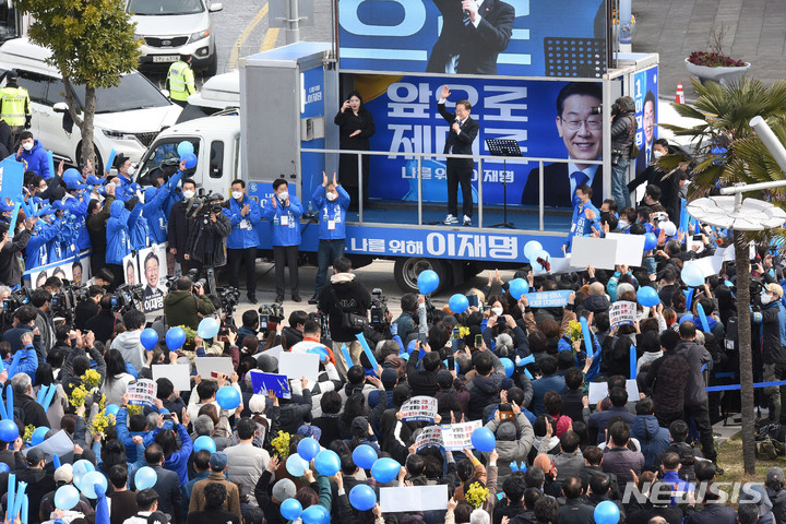 [제주=뉴시스] 우장호 기자 = 이재명 더불어민주당 대선후보가 7일 오전 제주시 동문시장 인근 광장에서 열린 '놀멍쉬멍 평화 제주! 느영나영 모두를 위해 이재명!' 유세에서 지지를 호소하고 있다. 이 후보는 이날 하루 동안 제주를 시작으로 부산, 대구, 대전, 충북 유권자들을 차례로 만나면서 막바지 유세 일정을 소화할 예정이다. 2022.03.07. woo1223@newsis.com