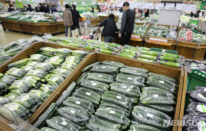 [서울=뉴시스] 이영환 기자 = 7일 오전 서울 서초구 농협 하나로마트 양재점에서 시민들이 장을 보고 있다. 이날 경제협력개발기구(OECD) 보고서에 따르면 38개 회원국의 1월 소비자물가 상승률은 7.2%로 지난 해 12월(6.6%)보다 0.6포인트 상승했으며 이는 1991년 2월(7.2%) 이후 약 31년 만에 가장 높은 수준이다. 우리나라 1월 소비자물가 상승률은 3.6%로 OECD 회원국 중 29위를 차지해 다른 나라보다 상대적으로 고물가 현상의 영향을 덜 받고 있는 것으로 해석된다. 2022.03.07. 20hwan@newsis.com