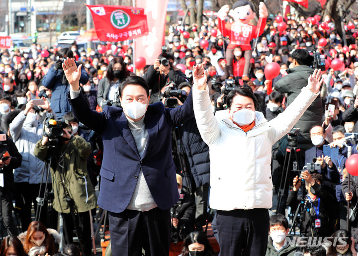 [하남=뉴시스] 국회사진기자단 = 윤석열 국민의힘 대선후보와 안철수 국민의당 대표가 7일 오전 경기도 하남시 스타필드하남 앞 광장에서 열린 ‘시민이 행복한 나라, 시민이 주인 되는 나라’ 경기 하남 유세에서 시민들에게 인사하고 있다. 2022.03.07. photo@newsis.com