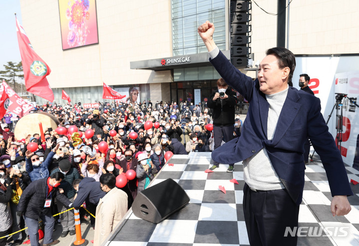 [하남=뉴시스] 국회사진기자단 =  윤석열 국민의힘 대선후보가 7일 오전 경기도 하남시 스타필드하남 앞 광장에서 열린 ‘시민이 행복한 나라, 시민이 주인 되는 나라’ 경기 하남 유세에서 어퍼컷 세리머니를 하고 있다. 2022.03.07. photo@newsis.com