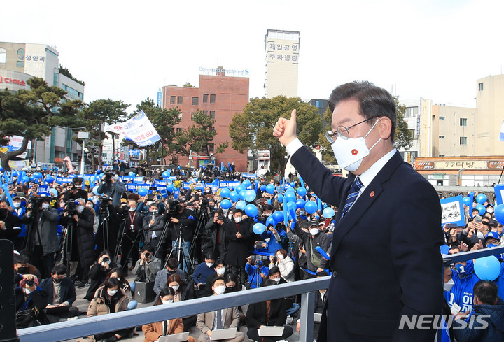 [제주=뉴시스] 우장호 기자 = 이재명 더불어민주당 대선후보가 7일 오전 제주시 동문시장 인근 광장에서 열린 '놀멍쉬멍 평화 제주! 느영나영 모두를 위해 이재명!' 유세에서 지지를 호소하고 있다. 이 후보는 이날 하루 동안 제주를 시작으로 부산, 대구, 대전, 충북 유권자들을 차례로 만나면서 막바지 유세 일정을 소화할 예정이다. 2022.03.07. woo1223@newsis.com