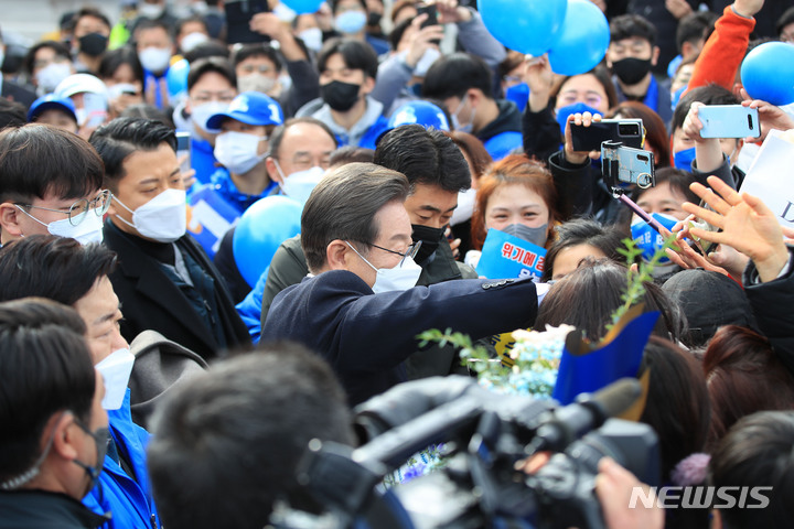 [제주=뉴시스] 우장호 기자 = 이재명 더불어민주당 대선후보가 7일 오전 제주시 동문시장 인근 광장에서 열린 '놀멍쉬멍 평화 제주! 느영나영 모두를 위해 이재명!' 유세를 시작하기 전 지지자들과 인사를 나누고 있다. 2022.03.07. woo1223@newsis.com